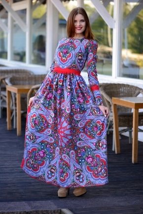 Gaun dalam gaya Rusia - buat imej yang cerah!