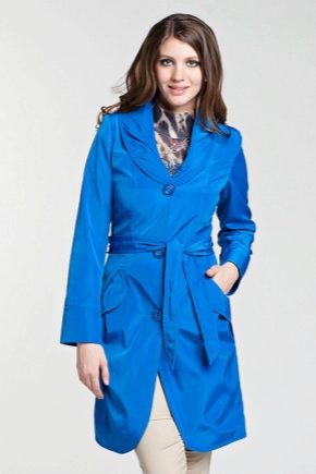 Co mohu nosit s modrou pláštěnkou?