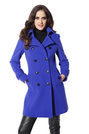 معطف المرأة الأزرق