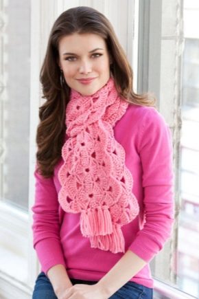 What to wear a pink scarf?