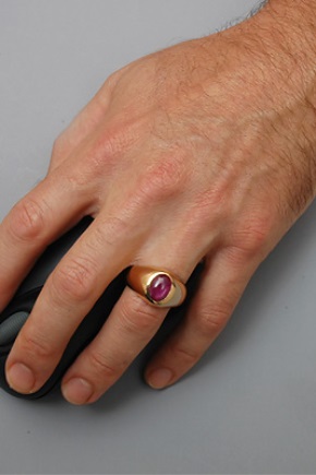 Mannelijke ring met robijn