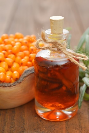 Applicazione di olio di olivello spinoso per il viso