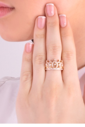 Златен пръстен във формата на корона
