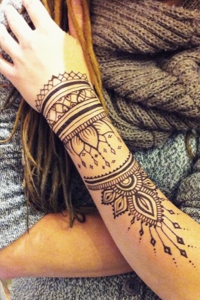 Modèles au poignet au henné