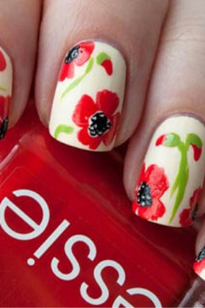 Manicure with poppies