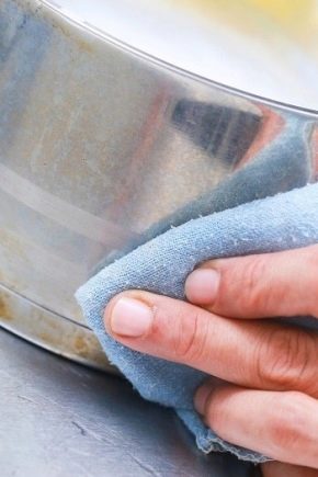 Mijloace eficiente și metode de spălare a unei tăvi arse