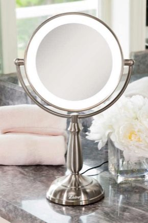 Cermin meja dengan pencahayaan: kebaikan dan keburukan