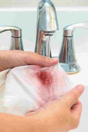 Bloedvlekken op kleding en meubilair: effectieve middelen en methoden om te wassen