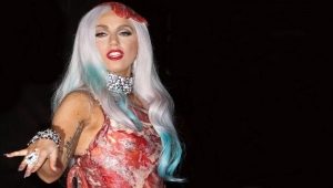 Lady Gaga in een jurk met vlees