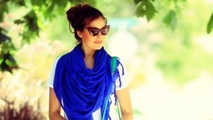 What can I wear with a blue and navy blue scarf?