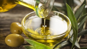 Aceite de oliva para el cuidado facial.