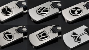 سلسلة المفاتيح مع شعار لمفاتيح السيارة