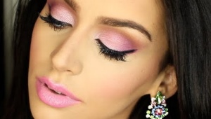 Makeup dengan bayang-bayang berwarna merah jambu