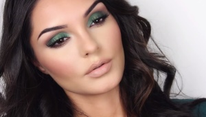 Makeup dengan bayang-bayang hijau