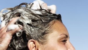 Lavarse el cabello con jabon