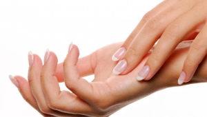 Membersihkan manicure menggilap gel