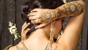 Henna hátrafelé mutató minták