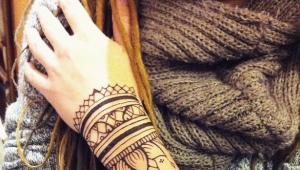 Modelli di polso all'henné