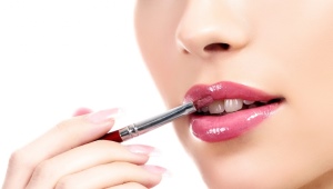 Colored lip gloss