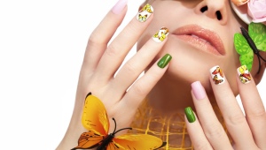 Manicure con farfalle