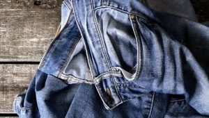 Hoe een vettige vlek op jeans wassen?