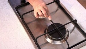 Comment nettoyer le gril de la cuisinière à gaz?