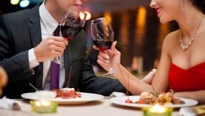 Regels van etiquette in het restaurant: de basisprincipes van gedrag
