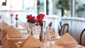 Table setting in a restaurant: familiar with etiquette
