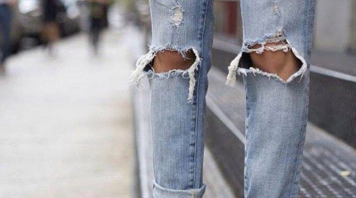 Ripped boyfriends jeans