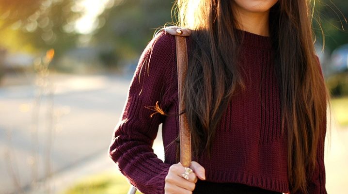 Co mohu nosit s burgundským svetrem?