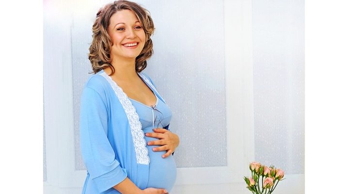 Dressing gowns for pregnant and lactating mothers