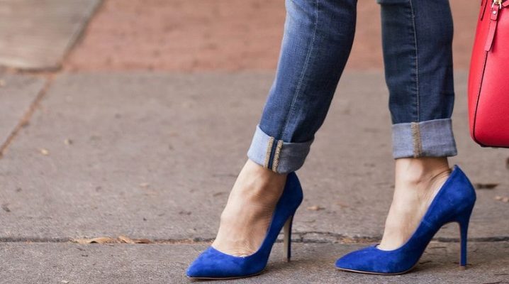 Apa yang boleh saya pakai dengan kasut biru wanita?