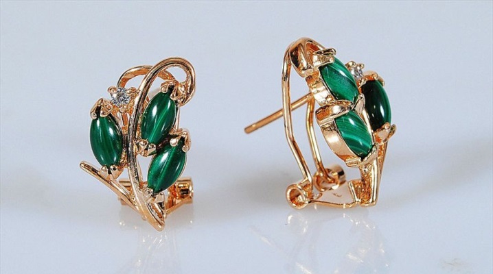 Earrings with malachite