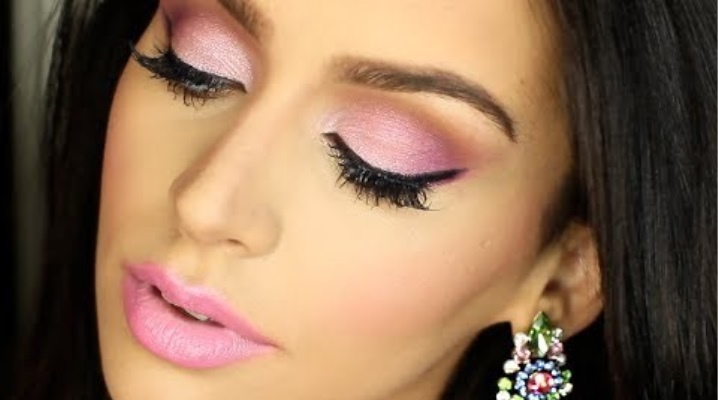 Makeup dengan bayang-bayang berwarna merah jambu
