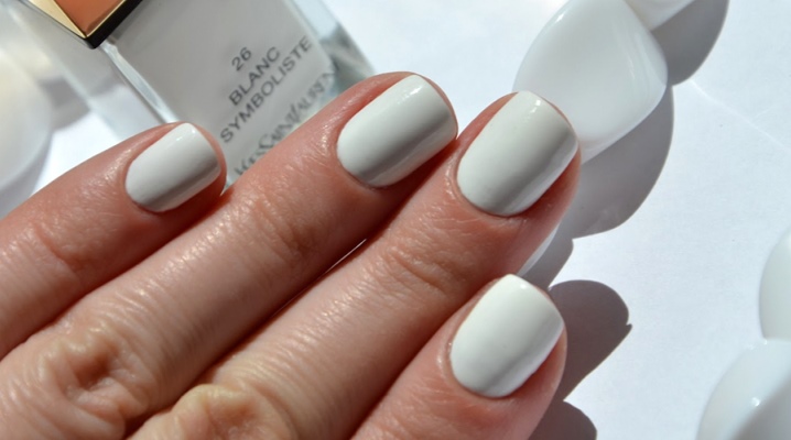 Manicure con vernice bianca