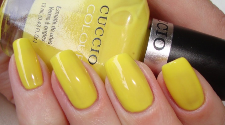 Manicure dengan varnis kuning
