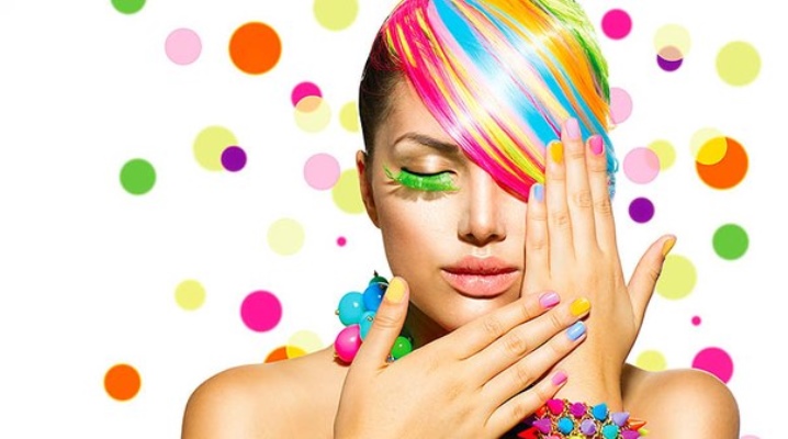 Manicure dibuat dengan pelbagai warna lakuer