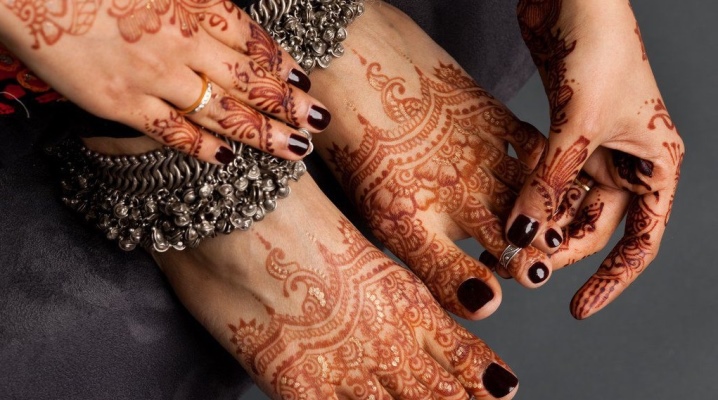 Dessins au henné sur la jambe