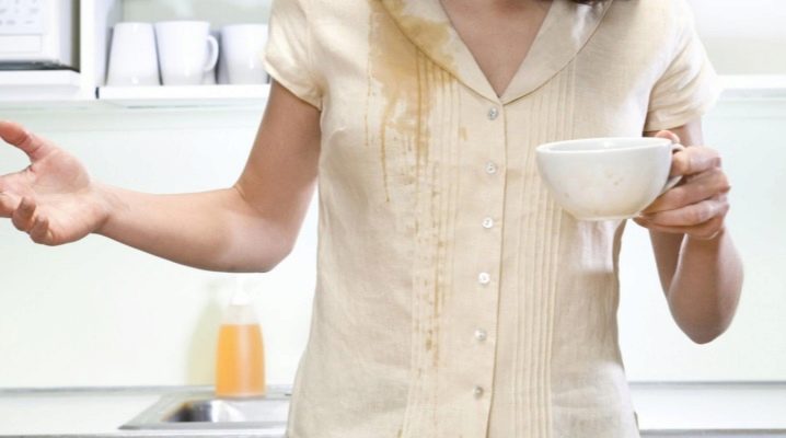 Hoe koffie te wassen met witte en gekleurde kleding?