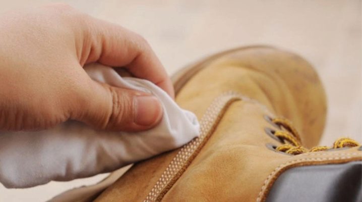 كيفية تنظيف الأحذية nubuck في المنزل؟