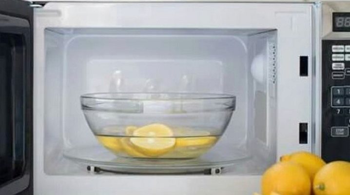 How to clean the microwave with a lemon?