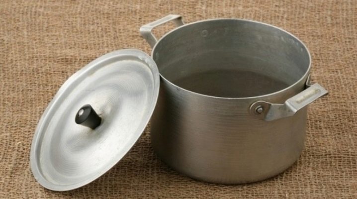 How to clean aluminum pans from soot?