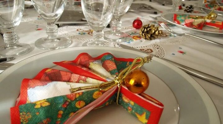 How beautiful to fold napkins on the New Year's table?