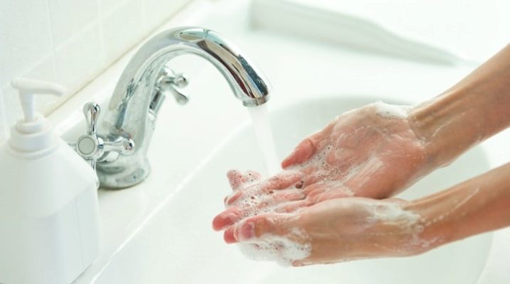 Come lavare la schiuma con le mani?