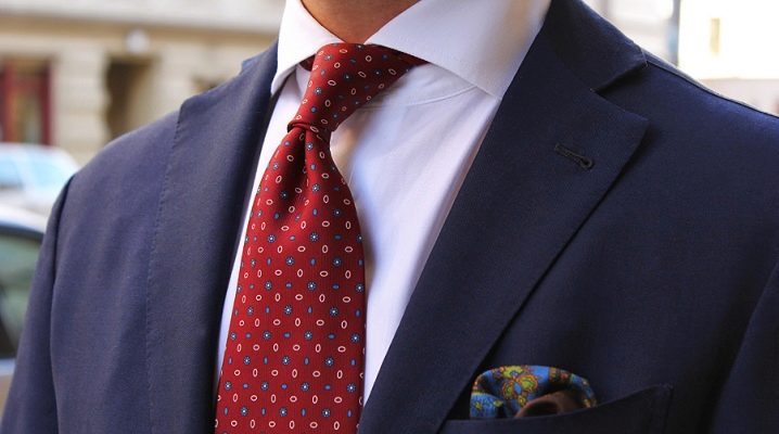 Hvad skal længden af ​​et slips for etiketten være?