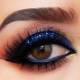 Maquillaje de ojos ahumados con sombras azules.