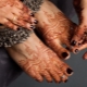 Disegni all'henné sulla gamba
