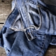 Jak umýt mastnou skvrnu na džínách?