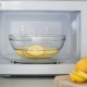 How to clean the microwave with a lemon?