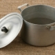 Comment nettoyer les casseroles en aluminium de la suie?